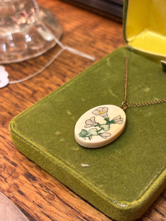 Necklace | scrimshaw flower